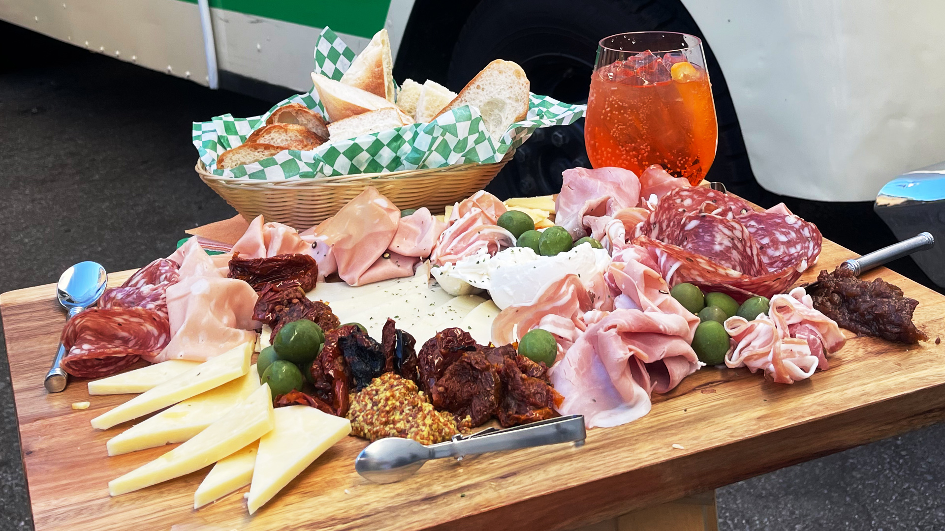 Aperitivo-cheese-cold-cuts-cocktails-food-truck